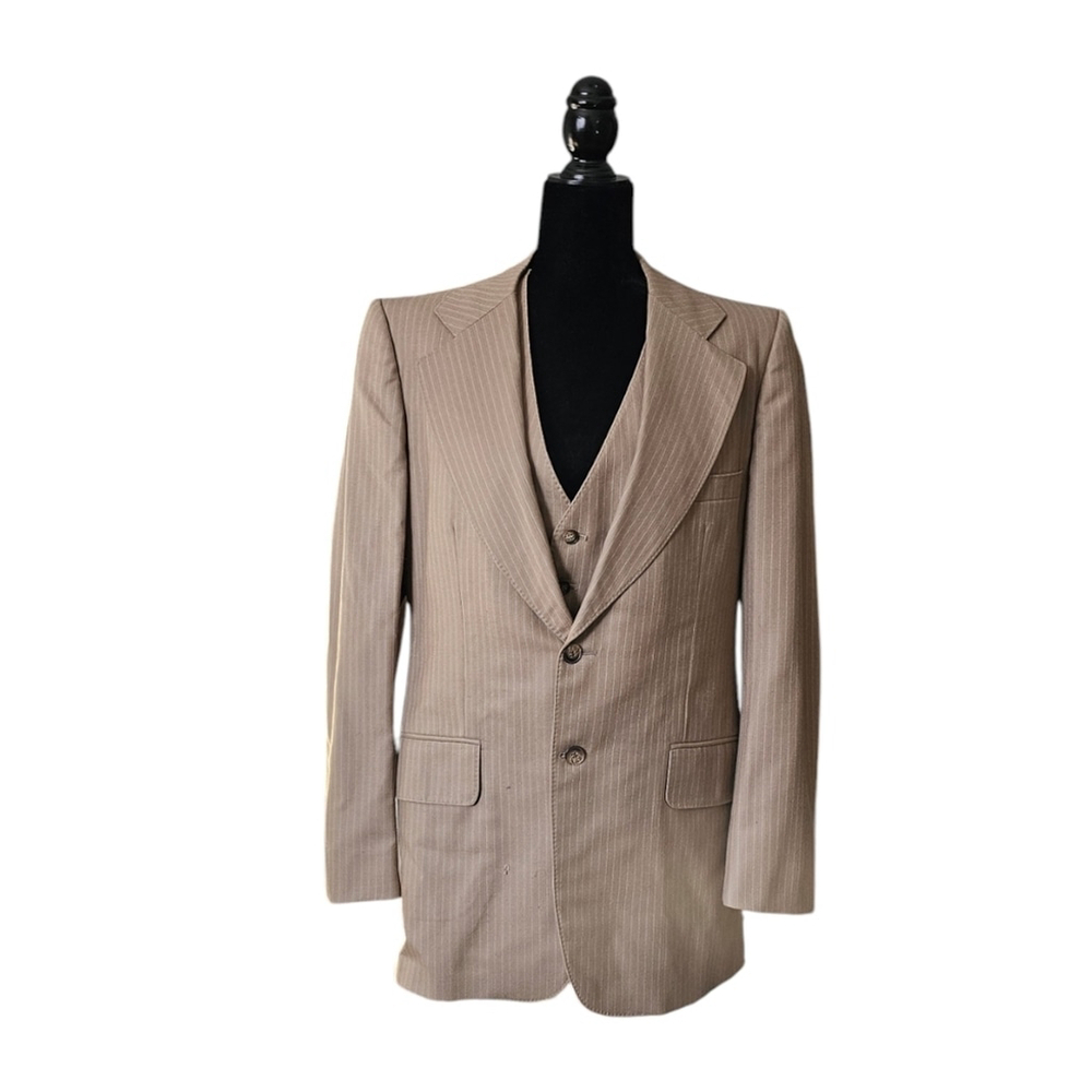 Vintage Tan Suit Jacket with Classic Design and Structured Shoulders